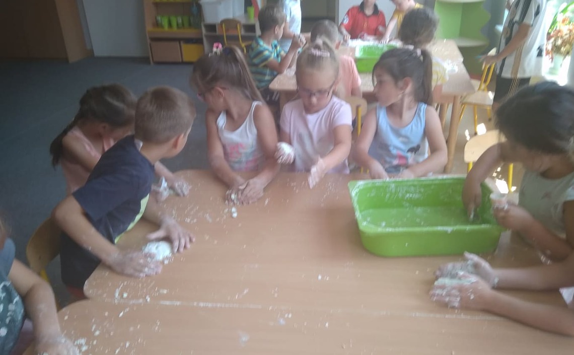 Wakacyjne zajęcia sensoryczne w Smerfach