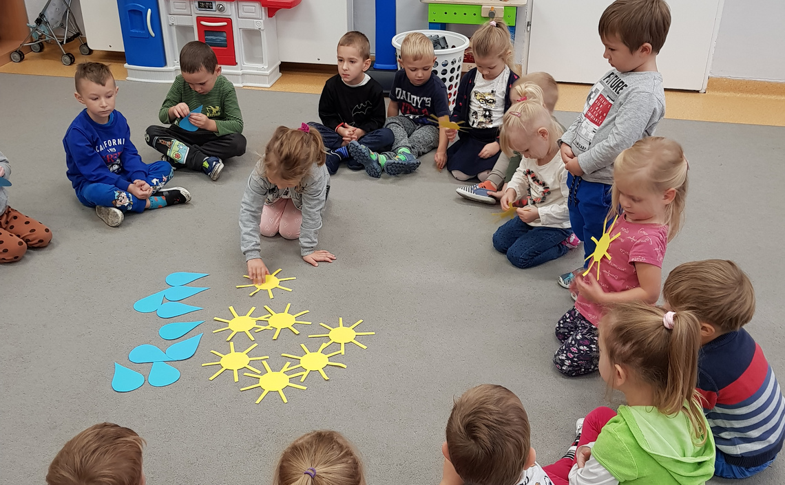 Jesienne zabawy muzyczno-ruchowe Krasnoludków