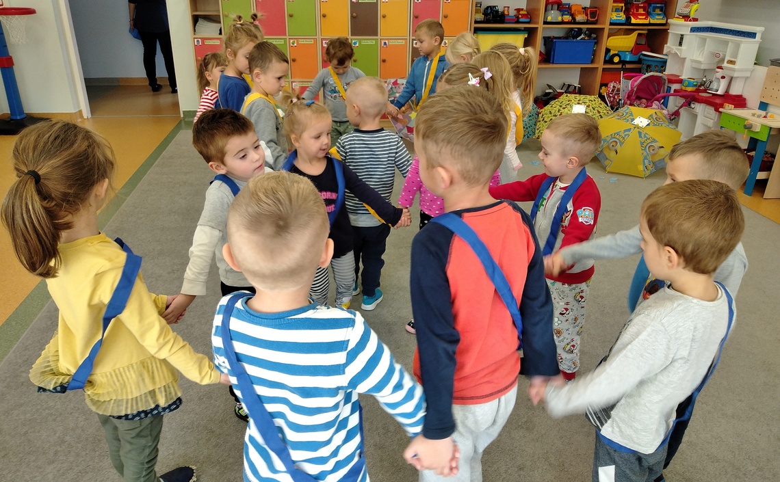 Zabawy z parasolami i wodą u Krasnoludków