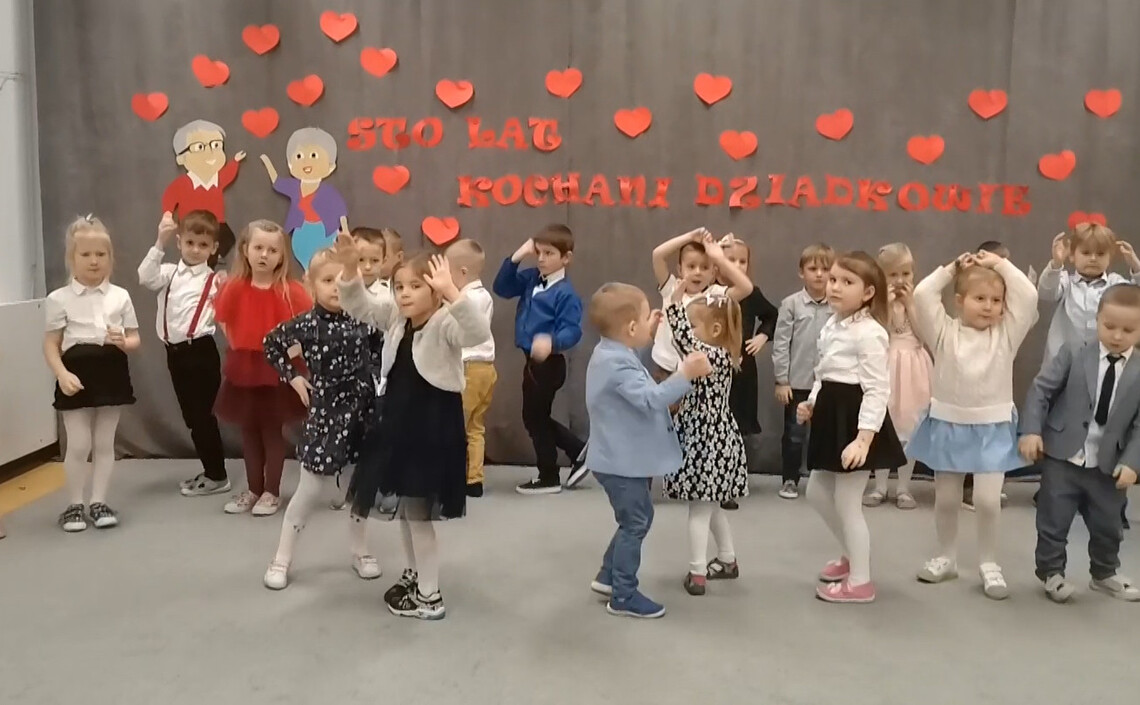 Filmik z Dnia Babci i Dziadka grupy Biedroneczek