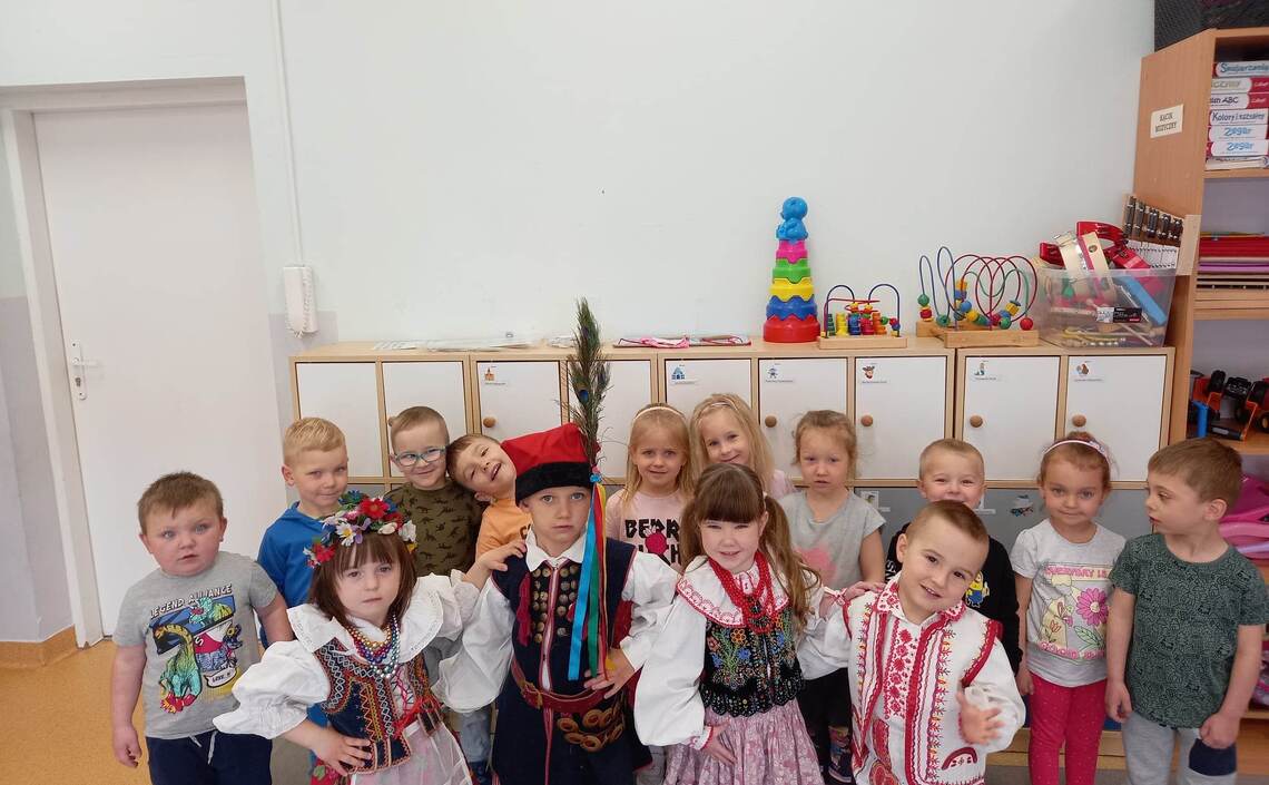 Krasnoludki poznają tańce i stroje ludowe z naszego regionu lachowskiego oraz pobliskiego krakowskiego
