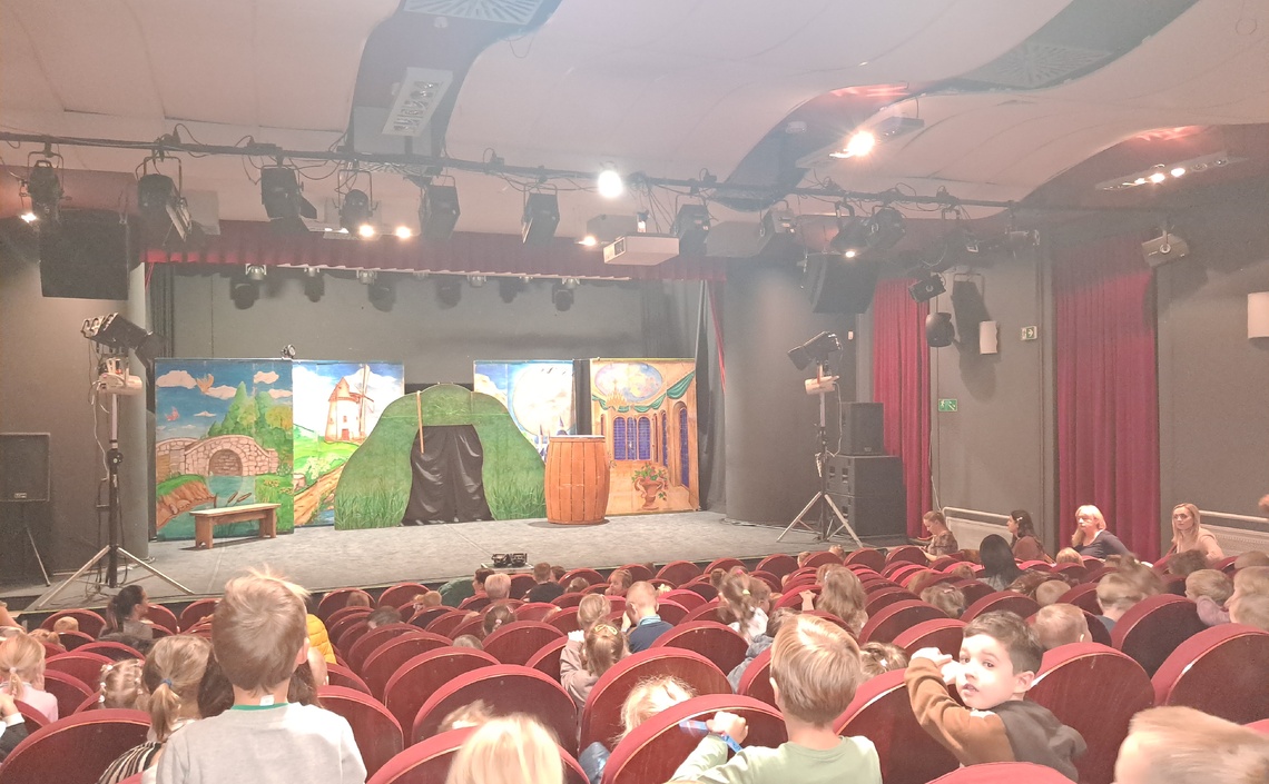 Wyjazd Słoneczek do teatru na przedstawienie pt.,,Bajka o Kocie w butach"