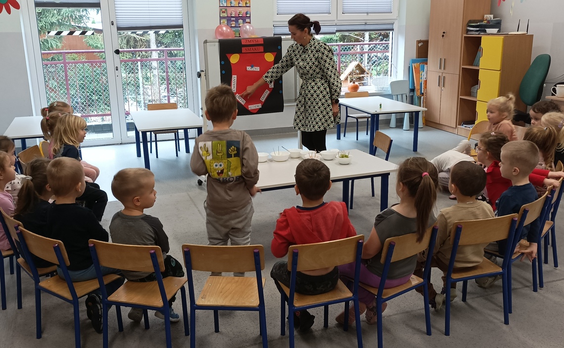POZNAJEMY ZMYSŁ SMAKU -  ŻABKI