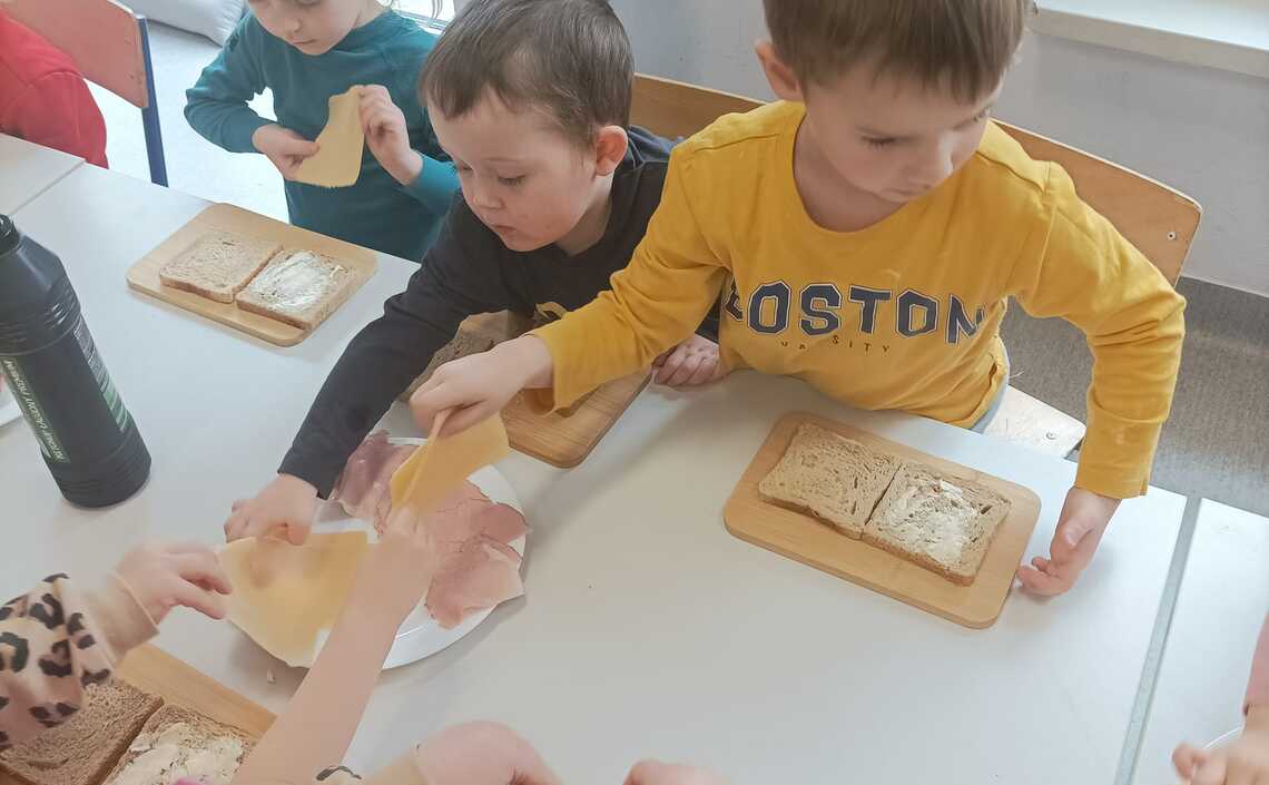 Ciepły, chrupiący i pachnący chleb podgrzany w tosterze to świetne śniadanie na początek dnia. Żabeczki z wielkim apetytem spałaszowały własnoręcznie wykonane tosty.