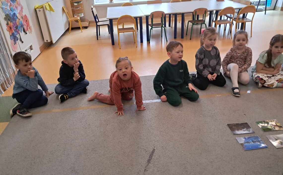 "Wiosna tuż tuż" - eksperyment z wodą i rozkwitającymi kwiatuszkami Słoneczka