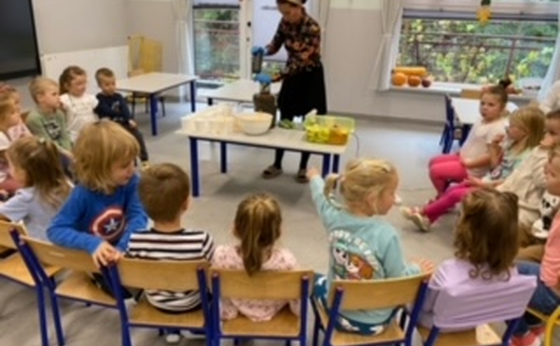 Piątek w Żabeczkach🍁Literkowe pary🍂Jesienne bingo🍁a na drugie śniadanie sok warzywno- owocowy🍁