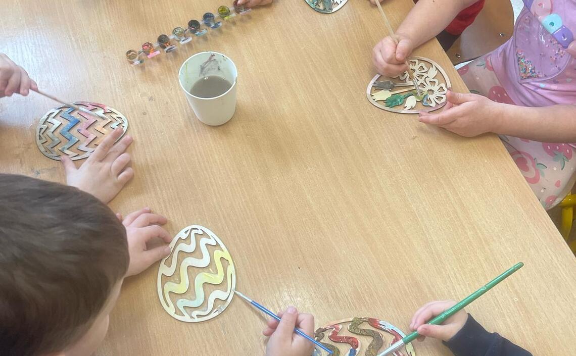 Ozdabianie kolorowych, błyszczących pisanek w grupie "Smerfów"