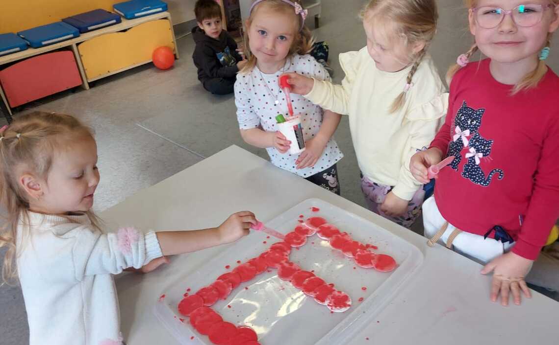 Słoneczka poznają literkę E