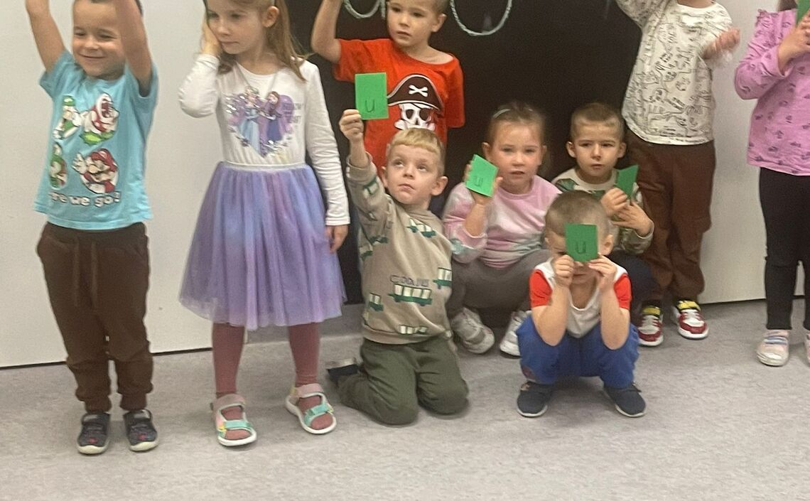 Smerfiki poznają literkę„ u”.