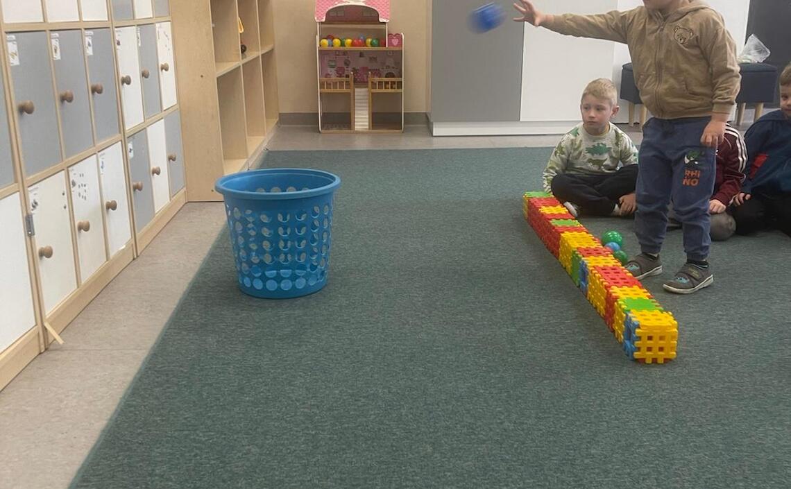 Zabawy ruchowe i sensoryczne- Smerfy.